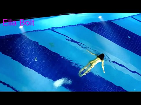 ❤️ मी पाहणे थांबवू शकत नाही, तरुण गोरा ELLA BOLT रिसॉर्ट पूलमध्ये नग्न पोहताना पकडला गेला ❌ गुदद्वारासंबंधीचा अश्लील ️❤